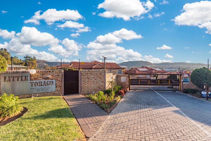 Wilgeheuwel Townhouse For Sale: 3 beds, pet-friendly garden, double garage, secure complex.