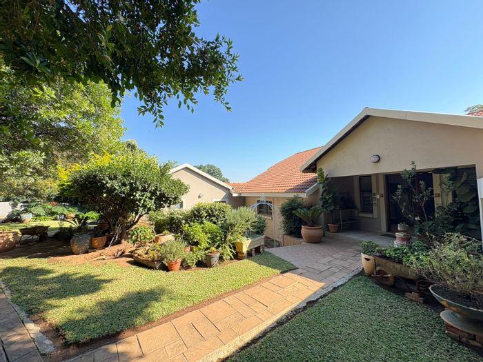 For Sale: Spacious Cashan House with 4 Bedrooms, Pool, and Study.