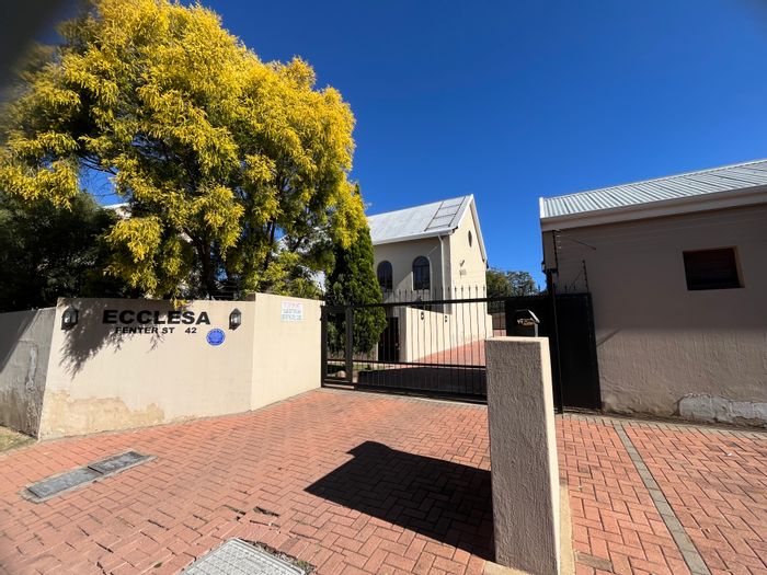 Heidelberg Central Apartment For Sale: 2 bedrooms, communal braai, secure living.