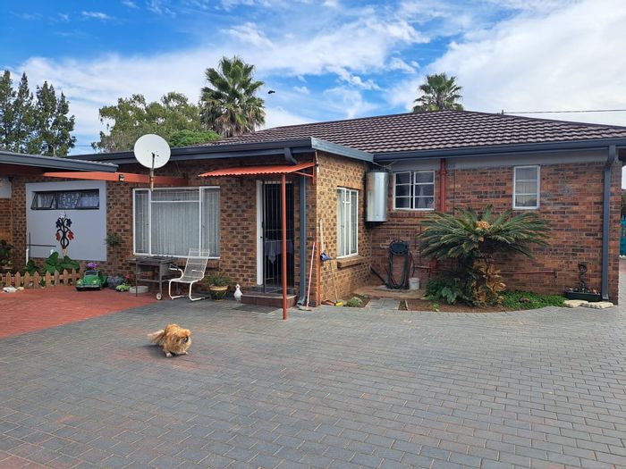 For Sale: House in Paul Krugersoord with flat, parking, and entertainment areas.