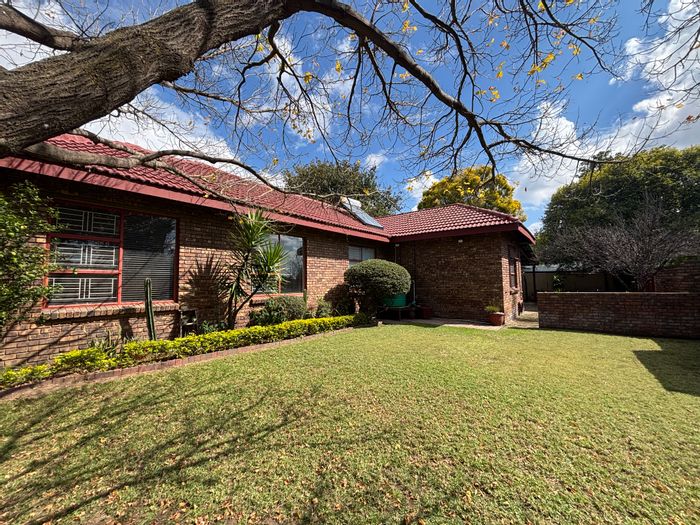 Die Heuwel House For Sale: 4 Bedrooms, Home Office, Gym, Pool, Double Garage.