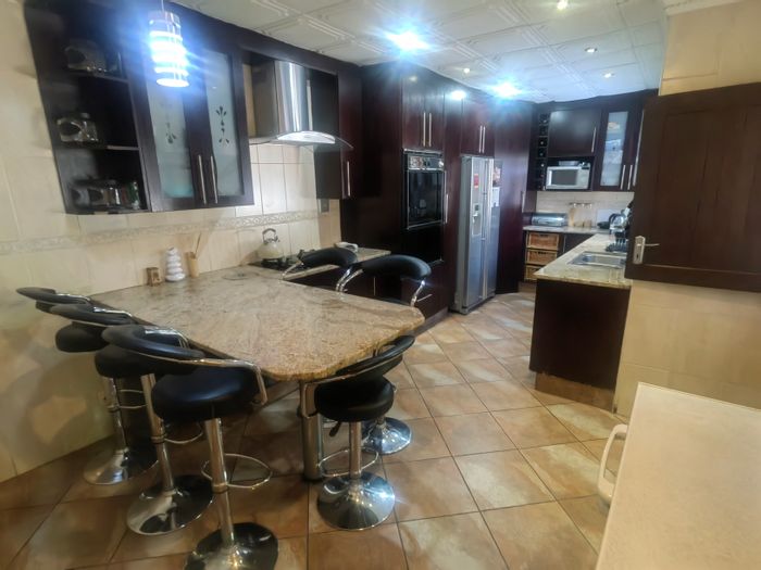 For Sale: House in Visagie Park with pool, lapa, study, and spacious layout.