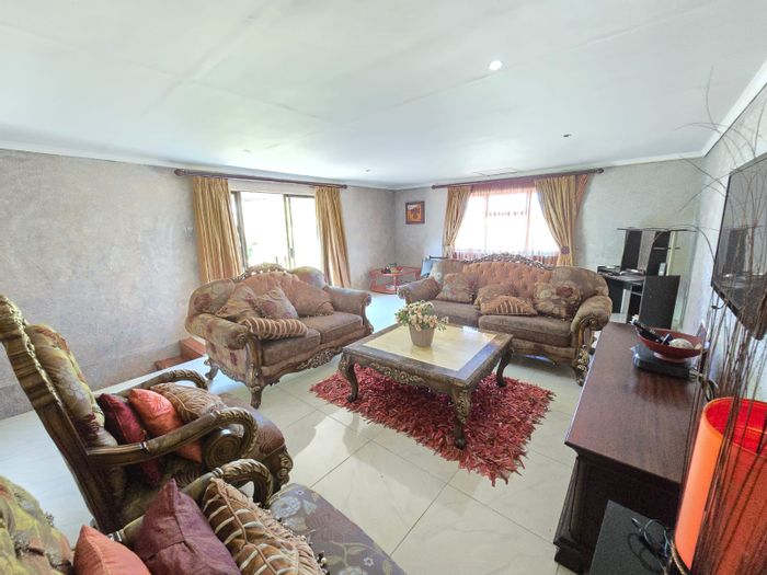 For Sale: Spacious 3-bedroom house in Cambridge West with garden and double garage.