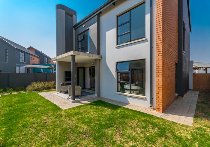 Amberfield Townhouse For Sale: 24-hour security, parks, clubhouse, and low expenses.