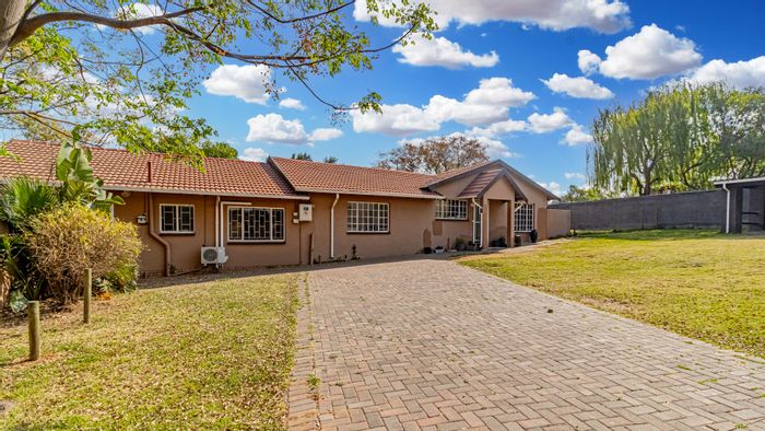 Cottage to Rent in President Park: Secure, air-conditioned, private with braai area.