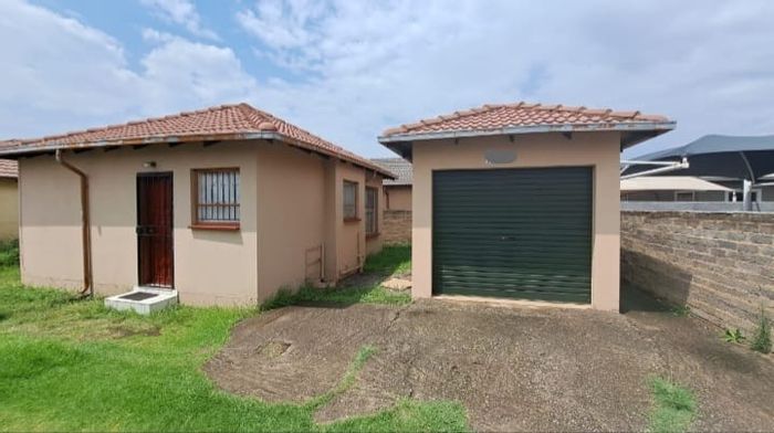 House To Rent in Vanderbijlpark Ce 3: 2 beds, garage, prepaid electricity, services included.