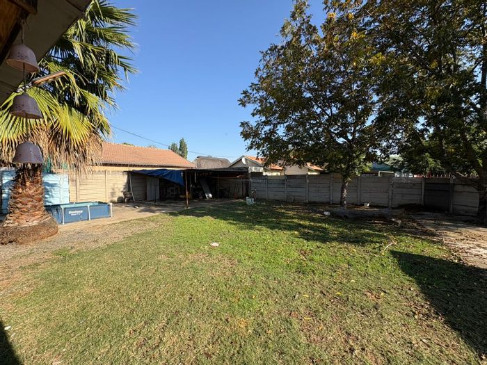 Oos Einde House For Sale: 3 bedrooms, large yard, renovation potential.