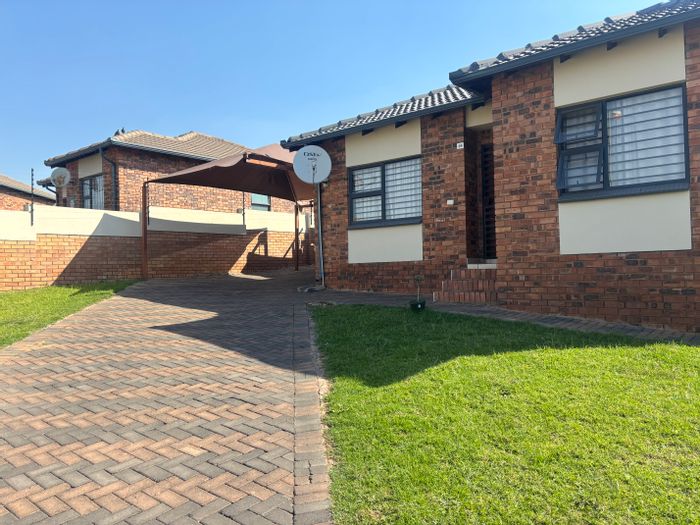 Duvha Park House For Sale: 3 Bedrooms, secure garden, electric fence, prepaid electricity.
