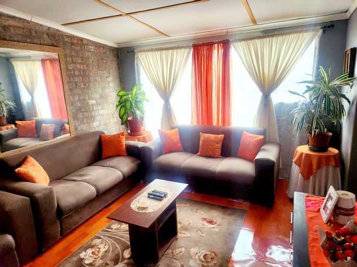 For Sale: Townhouse in Peerless Park West with 2 bedrooms, garage, and entertainment area.