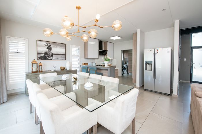 Crowthorne AH Townhouse For Sale: 4 beds, inverter, private garden, clubhouse amenities.