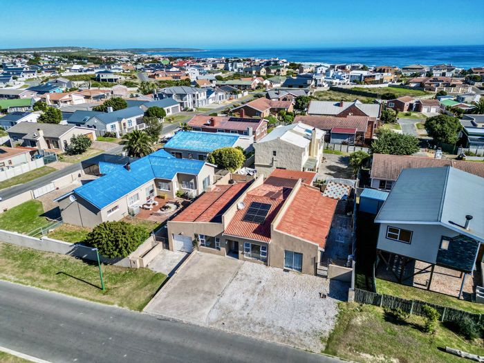For Sale: House in Perlemoenbaai with indoor BBQ, inverter system, and ample storage.