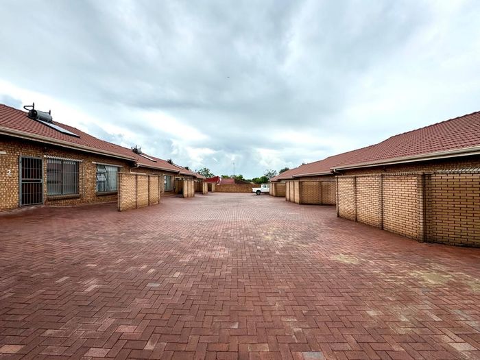 Trichardt Apartment For Sale: 2 beds, garage, patio, solar geysers, wheelchair-friendly.