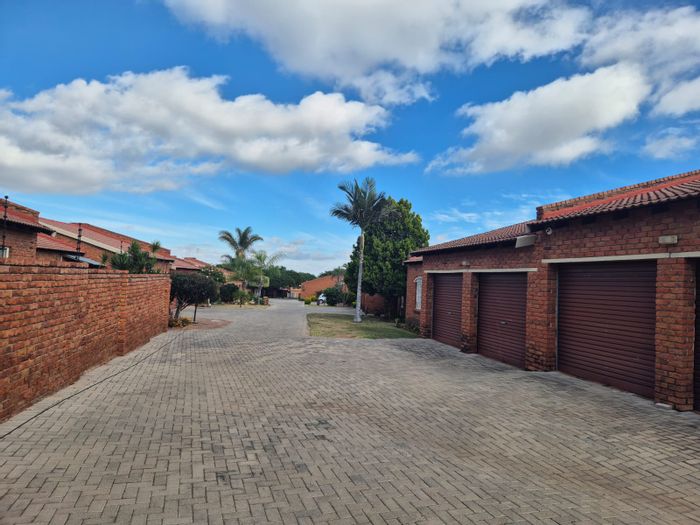 Welgelegen Townhouse For Sale: 3 bedrooms, secure parking, 24-hour security, great amenities.