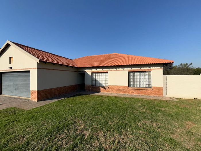 For Sale: House in Waterkloof East with 3 beds, security, park, and amenities.