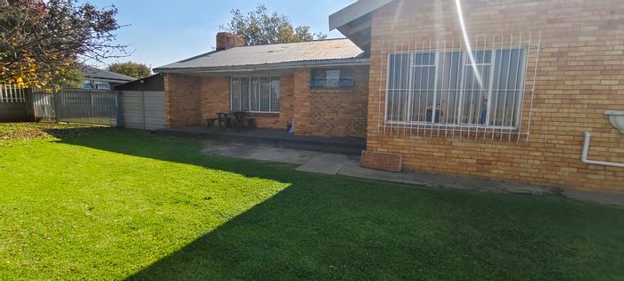 House for Sale in Casseldale: 3 Bedrooms, flatlet, solar system, spacious yard.