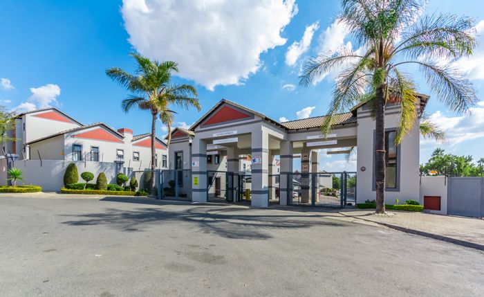 For Sale: 2-Bedroom Apartment in Honeydew Grove with Security, Pool, and Clubhouse.