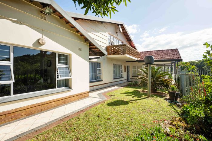 Amanzimtoti House For Sale: Pool, flatlet, spacious garden, and study included.