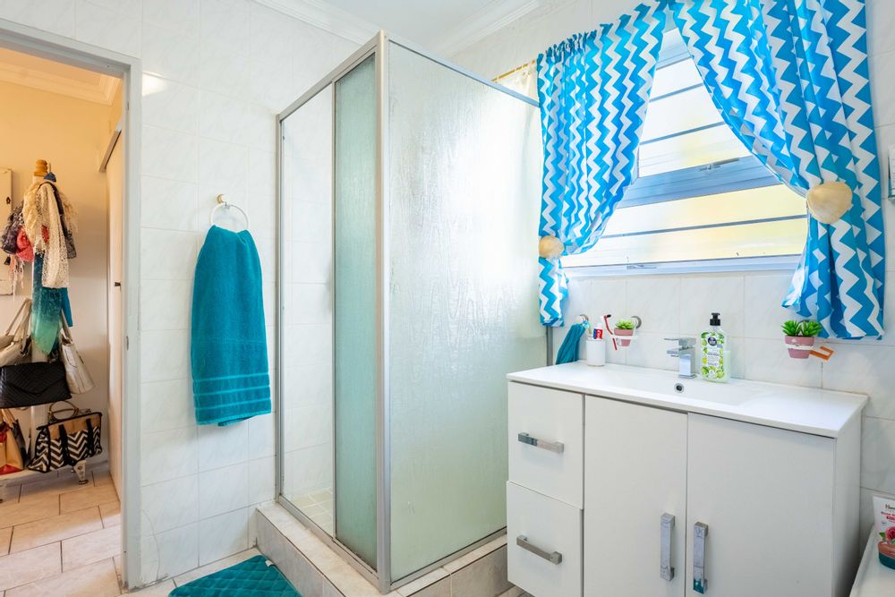 En-suite bathroom - Upstairs