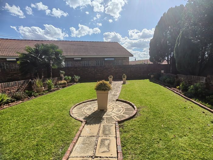 Townhouse for Sale in Parys Central: 2 beds, sunroom, garden, secure parking.