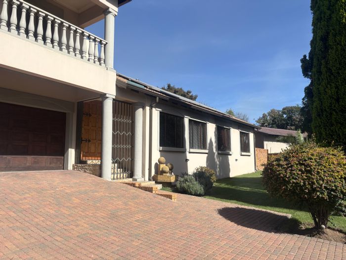 For Sale: 5-bedroom house in Ben Fleur with pool, garage, and solar features.