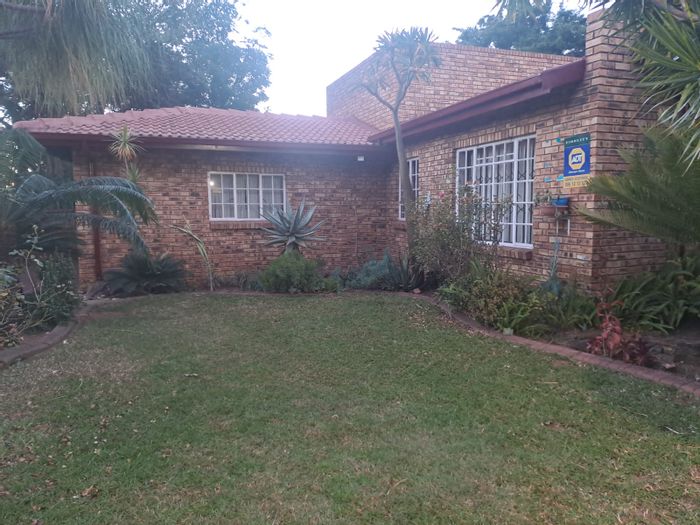 Cottage To Rent in Geelhoutpark: 2 bedrooms, private entrance, lock-up garage.