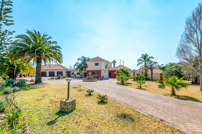 For Sale: House in Knopjeslaagte AH with pool, cottage, and solar panels.