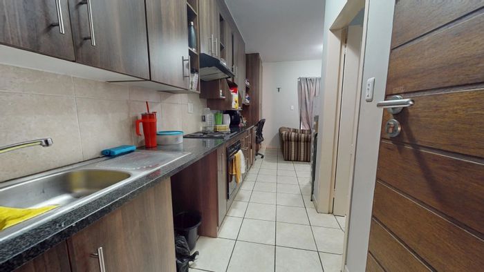 Bult North Apartment For Sale: 1 bedroom, parking, bright living area, great layout.