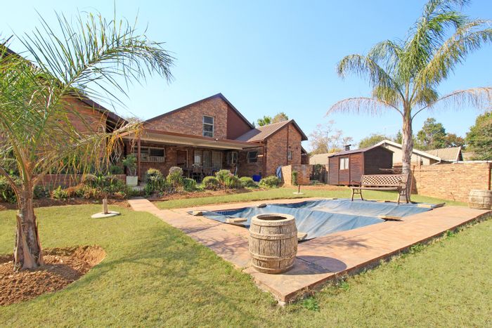 For Sale: House in Vorna Valley with pool, garden, and spacious open-plan living.