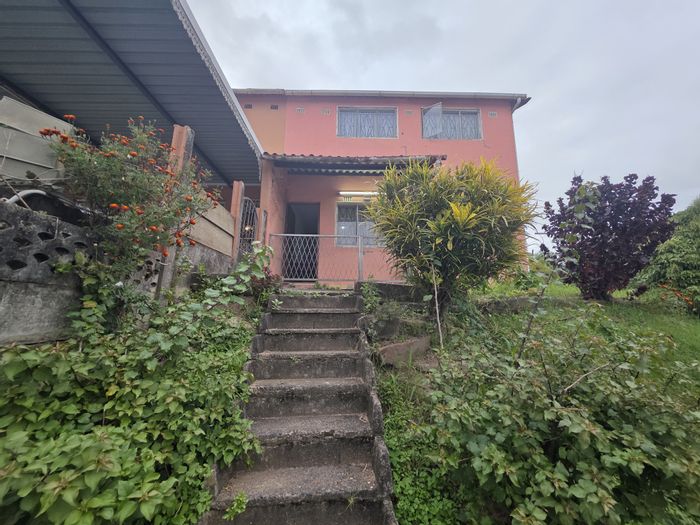 For Sale: Moorton Townhouse with 3 bedrooms, spacious kitchen, and large backyard.