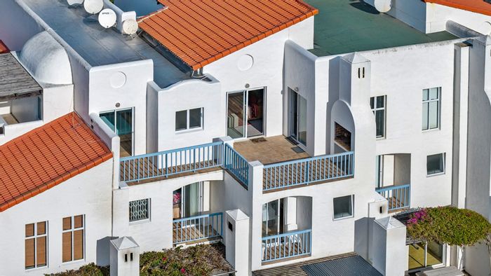 For Sale: Apartment in Struisbaai Central with beach access, pool, and dual balconies.
