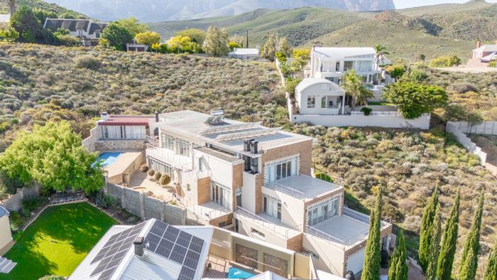 For Sale: House in Fairway Heights with 6 bedrooms, golf views, and spacious balconies.