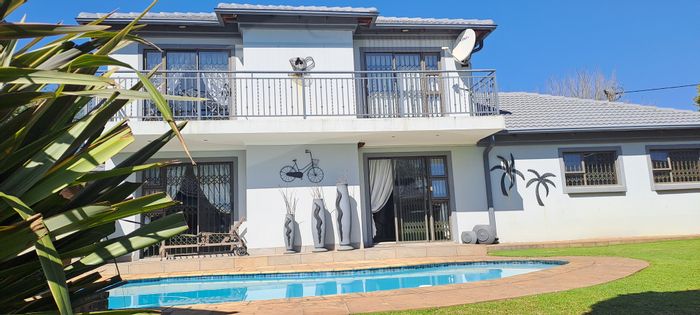 For Sale: Spacious House in New State Areas with pool, lapa, and guest suite.