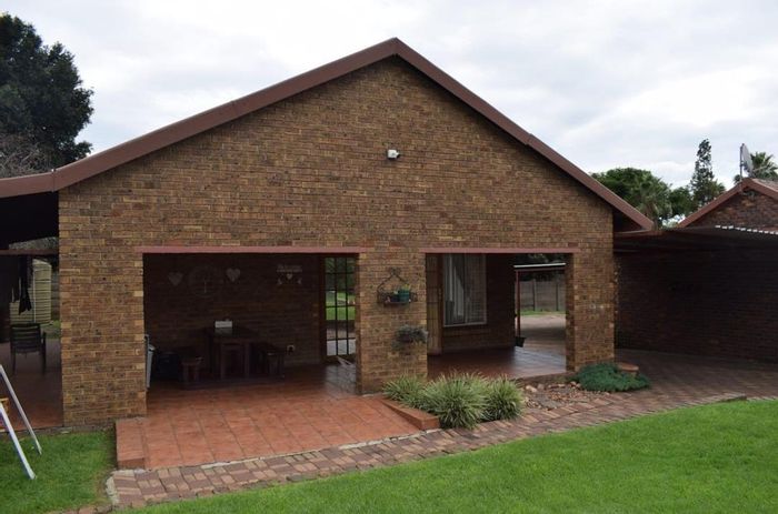 Del Judor Ext 2 House For Sale: Two homes, pool, lapa, ample parking.