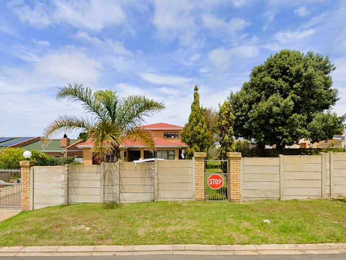 For Sale: Spacious 3-bedroom house in Stilbaai Wes with garden, garage, and study.