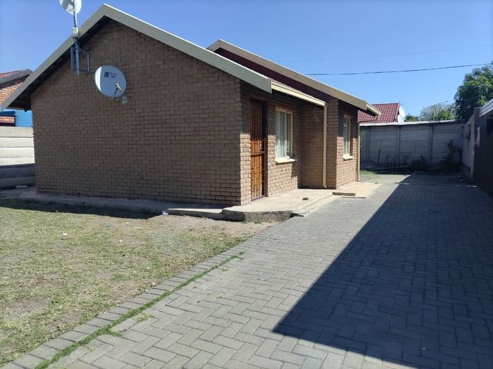 For Sale: House in Boitekong Ext 1 with 2 bedrooms, fitted kitchen, and yard.