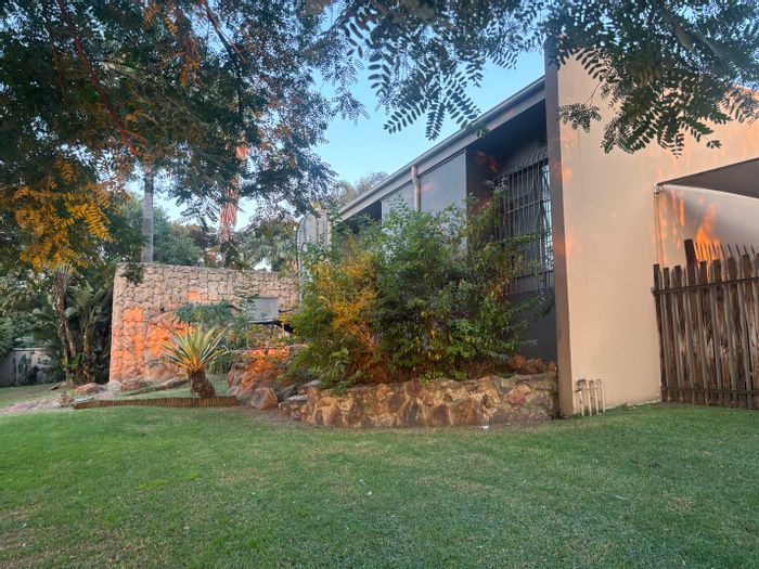 Reyno Ridge House For Sale: 4 beds, pool, guest cabin, spacious garden.