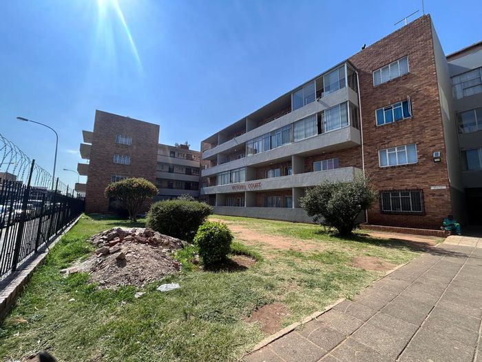Boksburg Central Apartment For Sale: Spacious 1-bedroom, enclosed balcony, near schools.