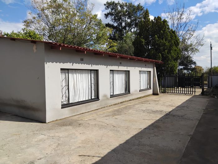 Witbank Ext 8 House For Sale: 4 bedrooms, flatlet, pool, double garage, spacious yard.