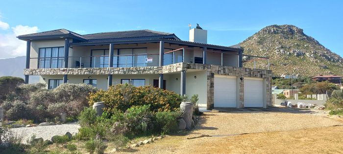 For Sale: Spacious 4-bedroom house in Pringle Bay Central with garden, jacuzzi, and studio.