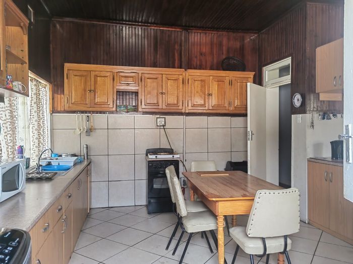 4-Bedroom House For Sale in Schoemansville with garage and ample parking.