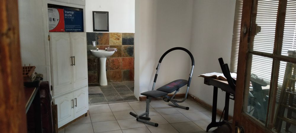 3rd Room study to en-suite shower bathroom