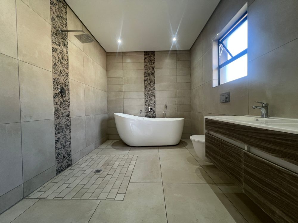 Spacious main en suite bathroom