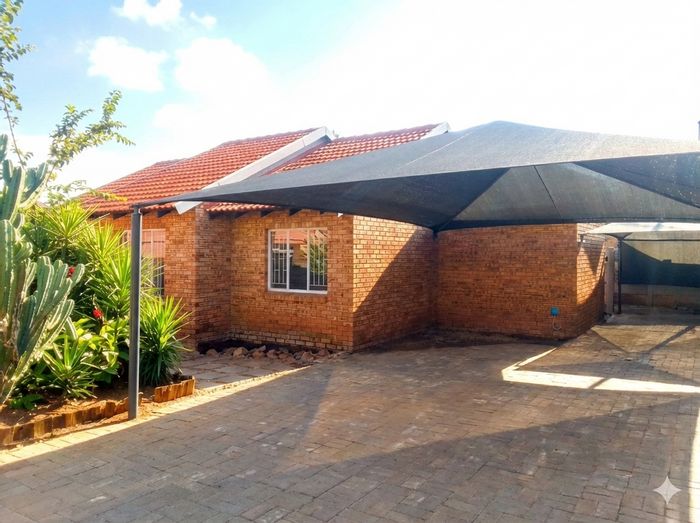 To Rent: House in Bo Dorp with 3 bedrooms, private yard, ample parking.
