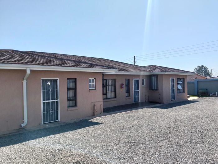 To Rent: Apartment in Amendu with kitchen, spacious bathroom, and covered parking.