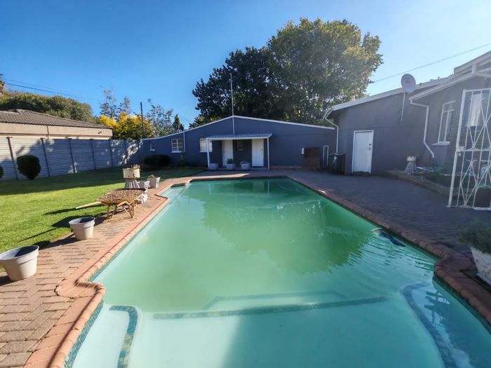 For Sale: House in Sasolburg Ext 23 with pool, garden, and entertainment area.