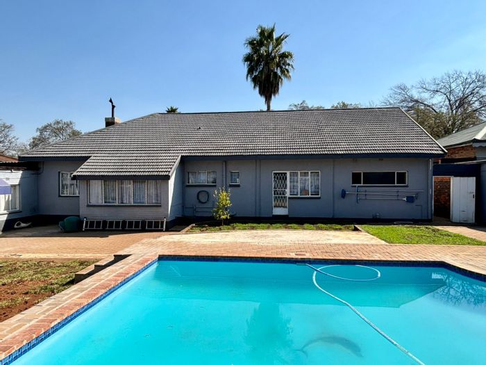 For Sale: 5-bedroom house in Parkdene with pool, sunroom, and ample parking.