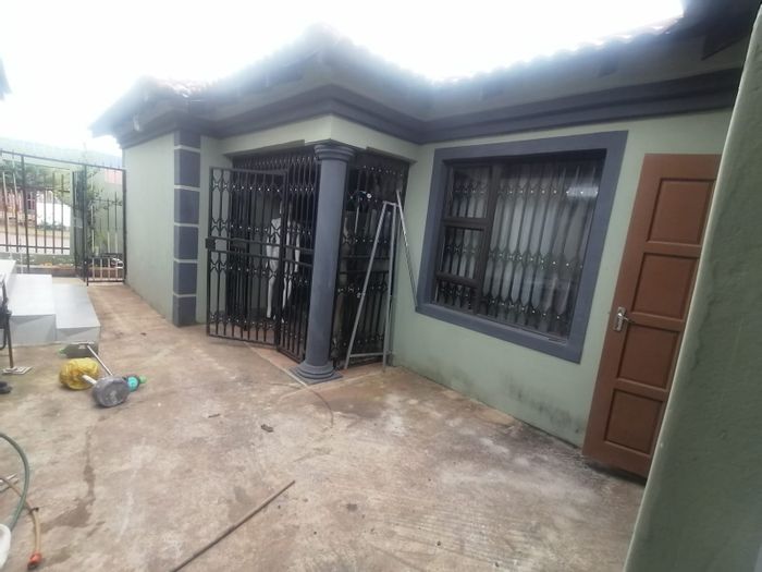 For Sale: House in Lotus Gardens with 3 beds, yard, and en-suite.