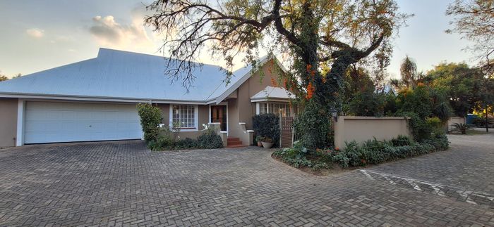 Die Wilgers Townhouse For Sale: 3 Bedrooms, Loft, Secure Complex, No Loadshedding.
