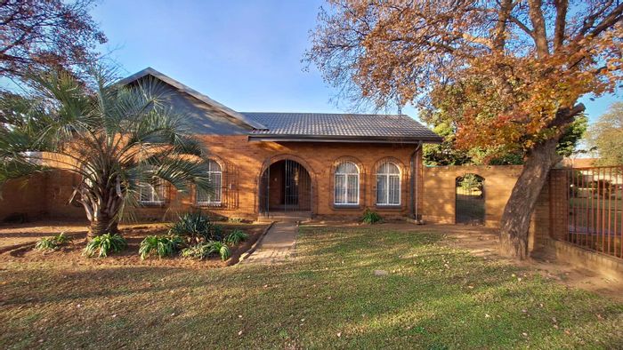 Kriel Central House For Sale: 4 bedrooms, pool, spacious yard, off-street parking.