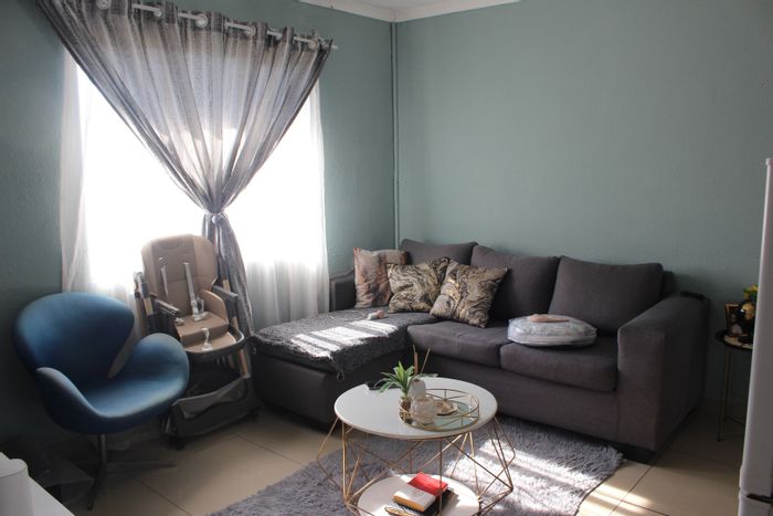 For Sale: Glen Marais Apartment with Pool, Play Area, and Convenient Location.